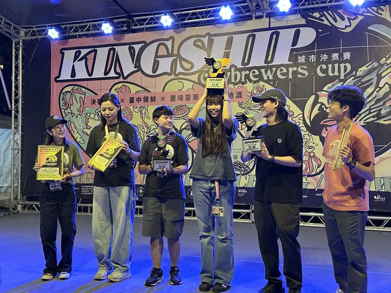 羅郁媄(右3)從全國六大賽區、260位菁英選手中脫穎而出，榮獲全國冠軍。(圖/崑山科技大學 提供)