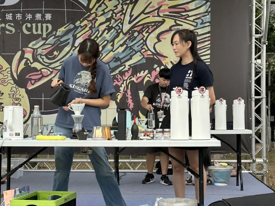 羅郁媄在「2025 KINGSHIP城市沖煮賽」決賽中展現專業身段。(圖/崑山科技大學 提供)