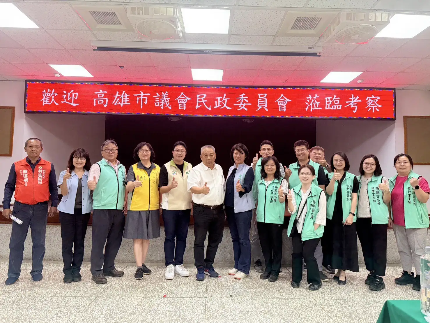 高雄市議會民政委員會考察團前往橋頭及楠梓區公所，實地了解區域行政服務與建設發展，見證台積電進駐帶來的產業升級與北高雄新貌。（高雄市議會提供）