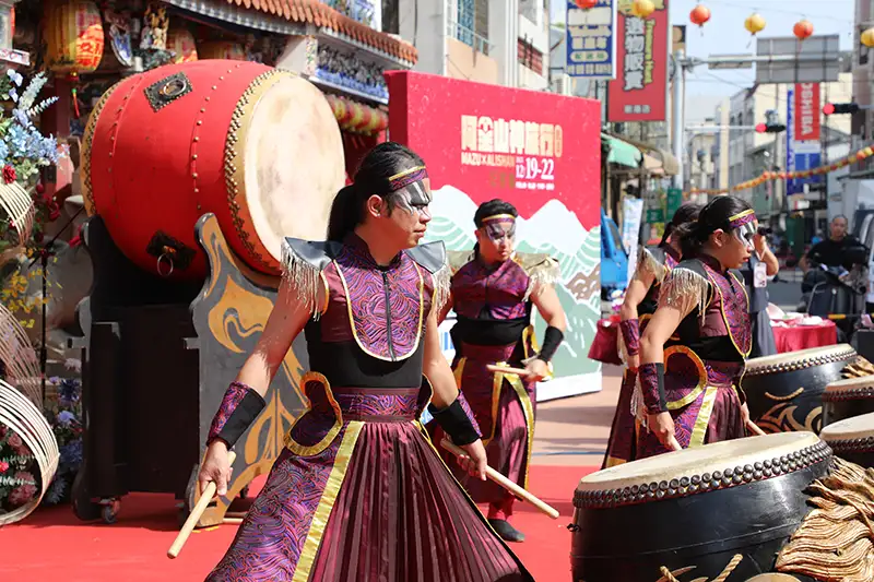宣傳記者會於新港奉天宮廟前廣場舉行，現場人潮踴躍，氣氛熱鬧祈福。(圖/嘉義市政府 提供)
