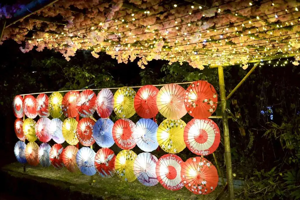 2025台南關子嶺溫泉美食節「大成殿」夜間燈飾。(圖/台南市觀旅局 提供)