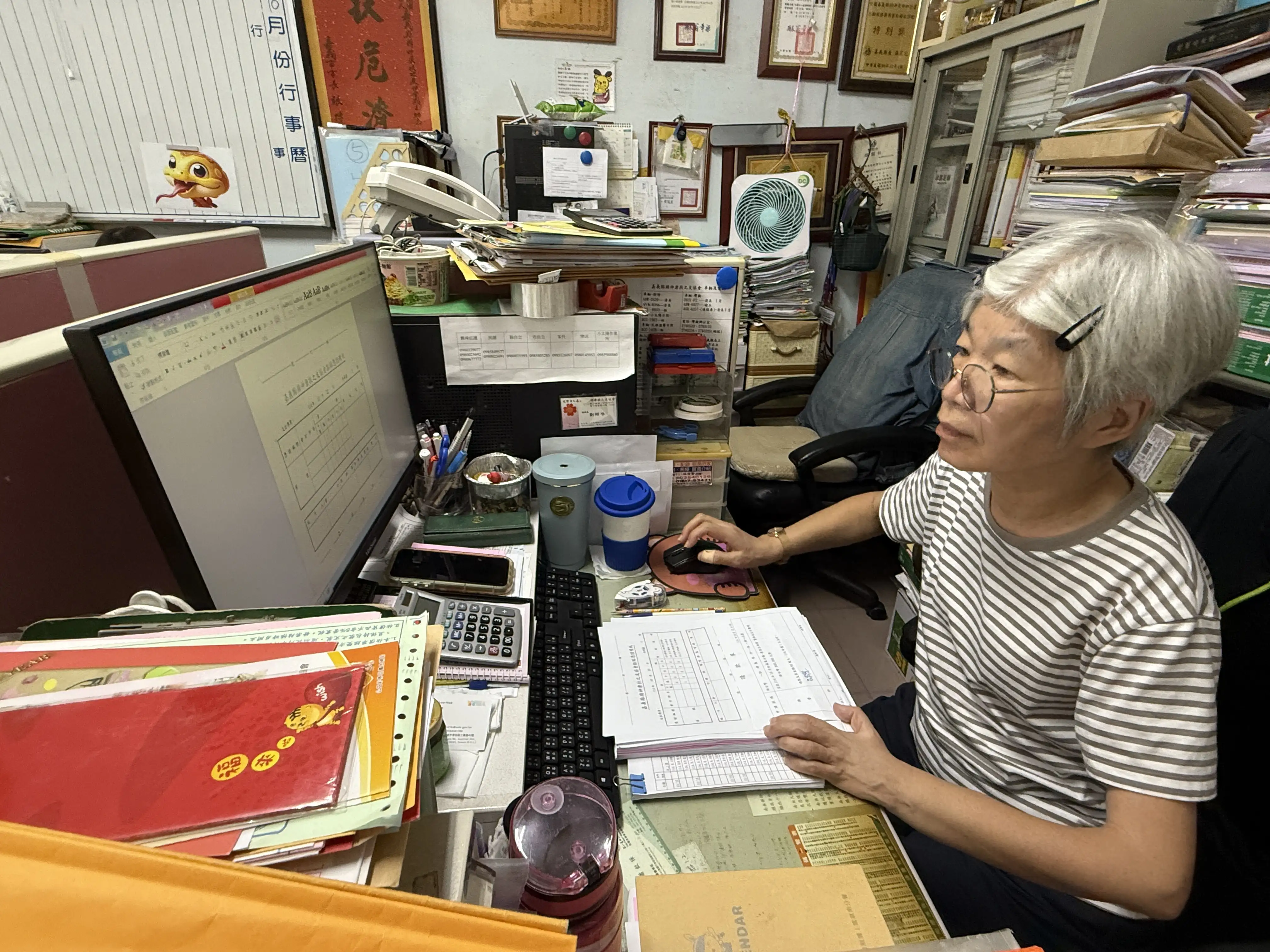 將屆高齡、領有中度身障證明的阿芳姊，透過勞動部嘉義就業中心的協助，運用就業促進措施等獎補助，成功找到行政工作且穩定就業、穩生計。(圖/雲嘉南分署 提供)