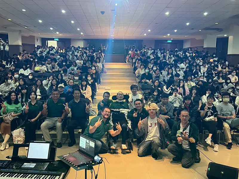 愛的小飛俠行動關懷團隊進駐中華醫大校園，團員透過音樂會形態做生命故事分享及交通安全宣導。(圖/中華醫事科技大學  提供)