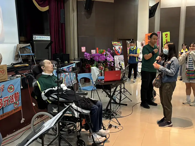 曾是搖滾創作歌手的李振全車禍重創脊椎、終身須靠輪椅代步，他與個人的經歷和中華醫大師生分享生命的故事，籲請大家注意交通安全、愛惜生命。(圖/中華醫事科技大學  提供)