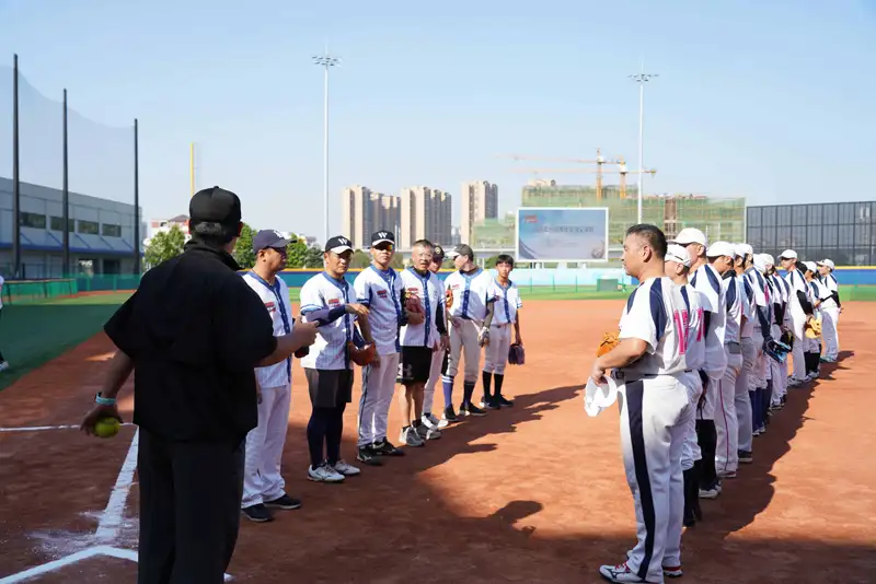 兩岸球員比賽前在球場上先禮後兵。(記者楊婉攝)