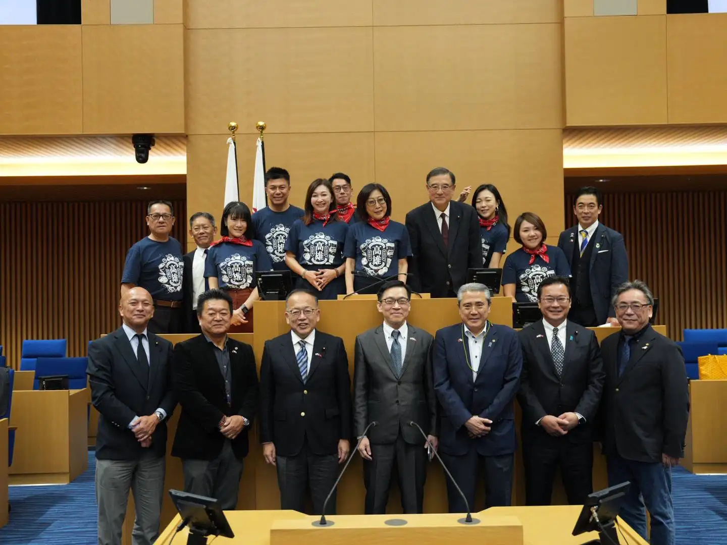 康議長率議員團全體身穿「高雄T恤」，配戴具有橫濱意象的紅色絲巾，拜會橫濱市議會，受到熱情接待。（高雄市議會提供）