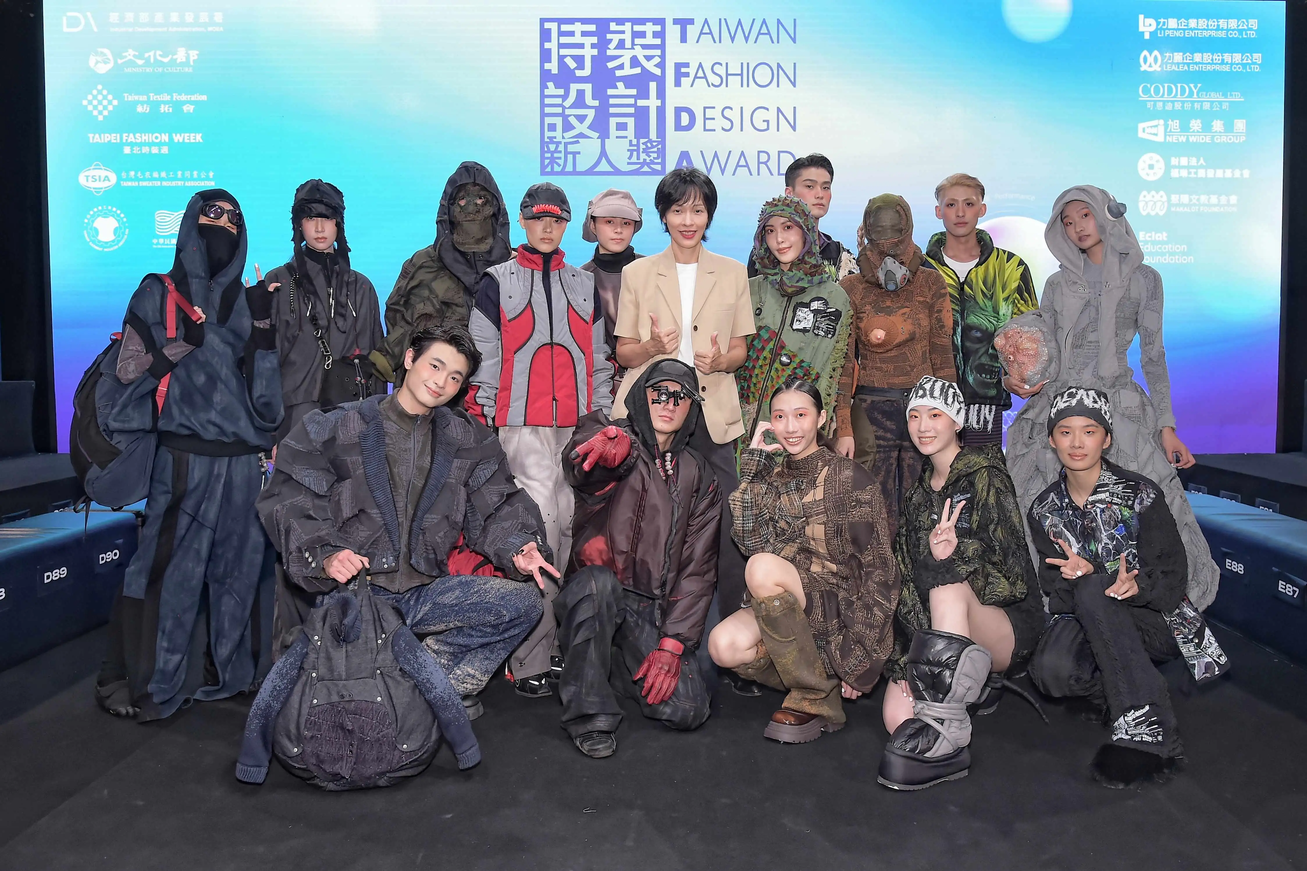 時尚系王聖芬主任得獎者合影(中華民國紡織業拓展會提供)