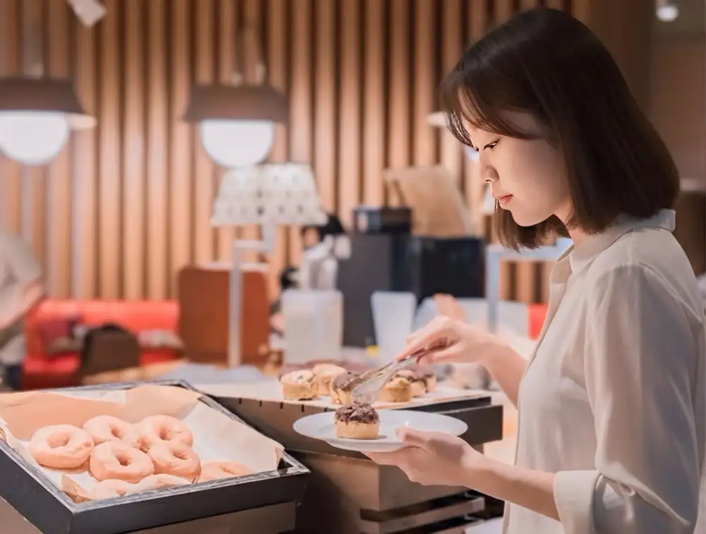 台南遠東香格里拉_人氣滿分的遠東Café自助餐點心吧，每日新鮮現做，甜食控愛不釋手。（圖／台南遠東香格里拉提供）