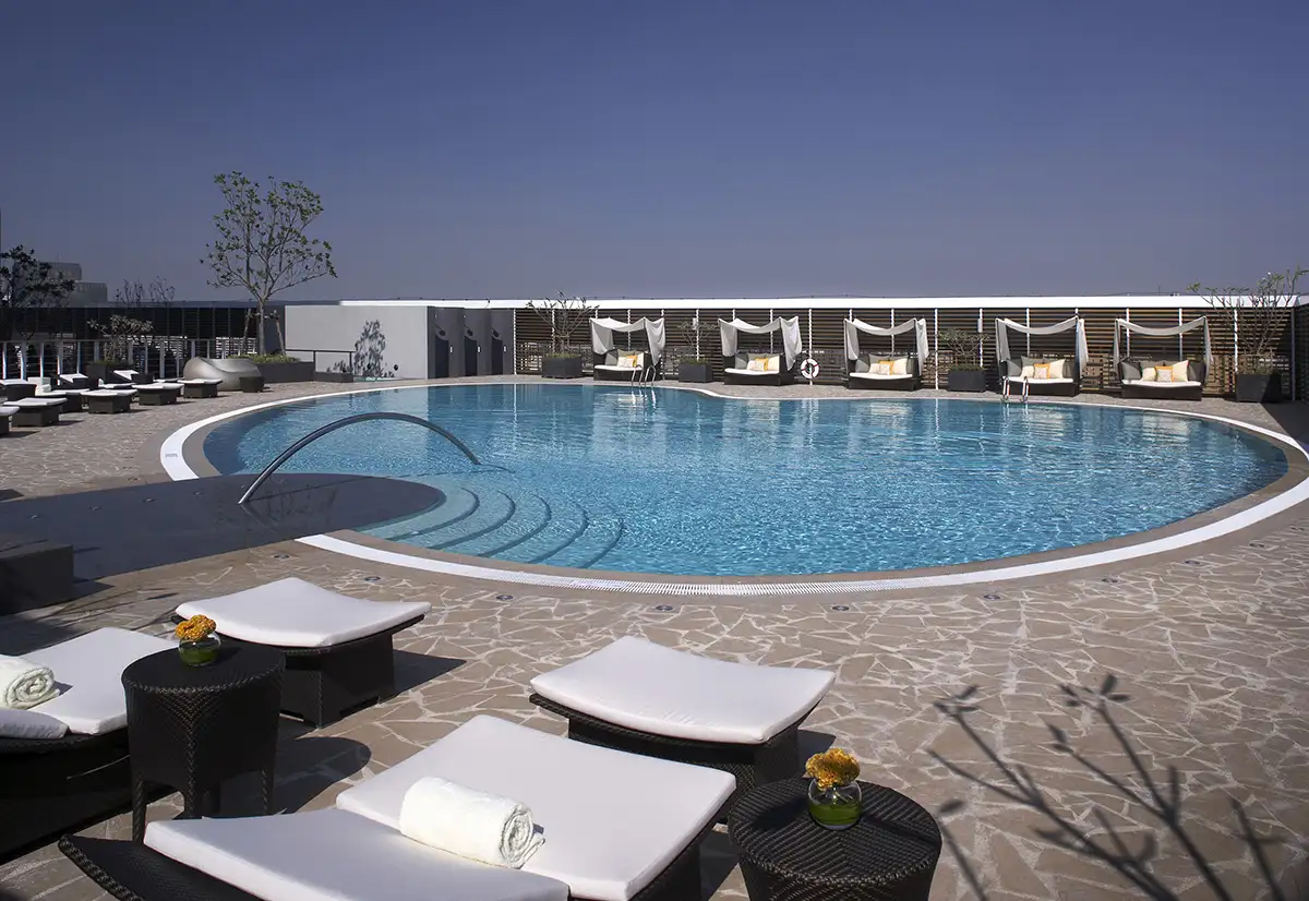 台南遠東香格里拉飯店內設有戶外愛心泳池，可欣賞高空落日，入住期間盡享放鬆時光。（圖／台南遠東香格里拉提供）