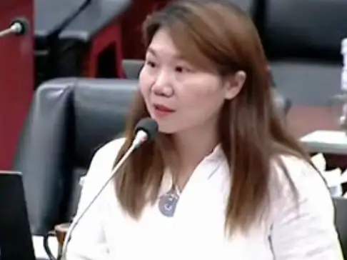 高雄市議員李雅靜向教育局提出兩大訴求，建議設立「高雄市弱勢家庭學生教育券制度」，並監督老舊校舍改建進度。（記者吳文生攝）