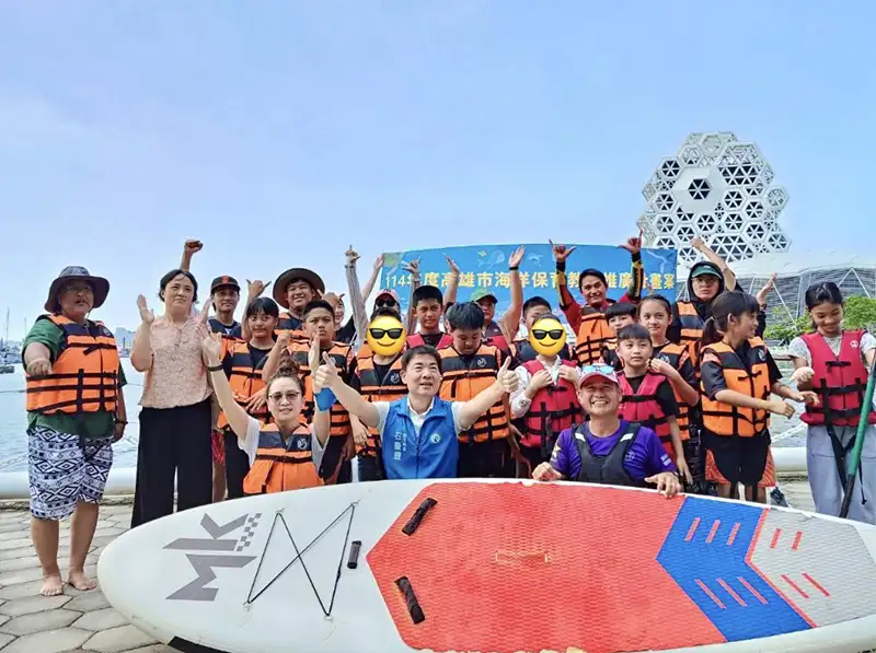 高雄市海洋局今年辦理的「海洋環境教育—校園巡迴列車」活動，已完成45場次，1700餘名學生參加。（海洋局提供）