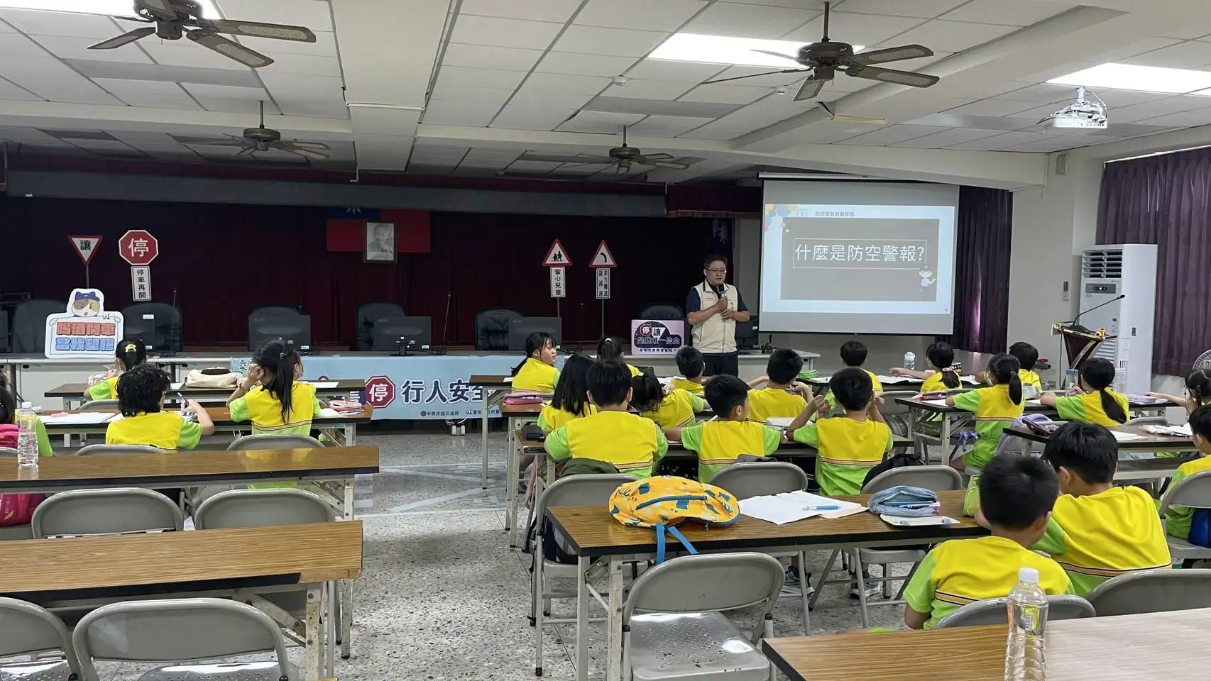 文元國小學生至第五警察分局參訪，由員警親切導覽並講解交通安全及防毒知識。(圖/臺南市政府警察局第五分局 提供)