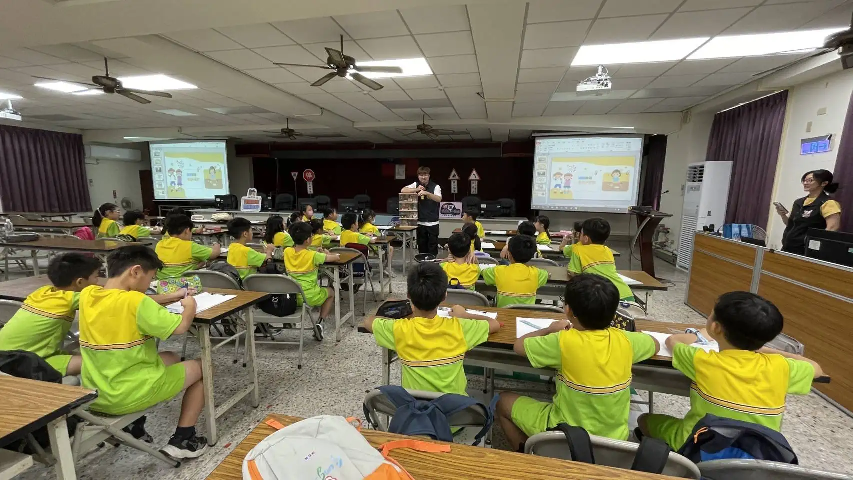 參訪過程中，員警示範安全過馬路方式，強調遵守交通規則與配戴安全帽的重要性。(圖/臺南市政府警察局第五分局 提供)