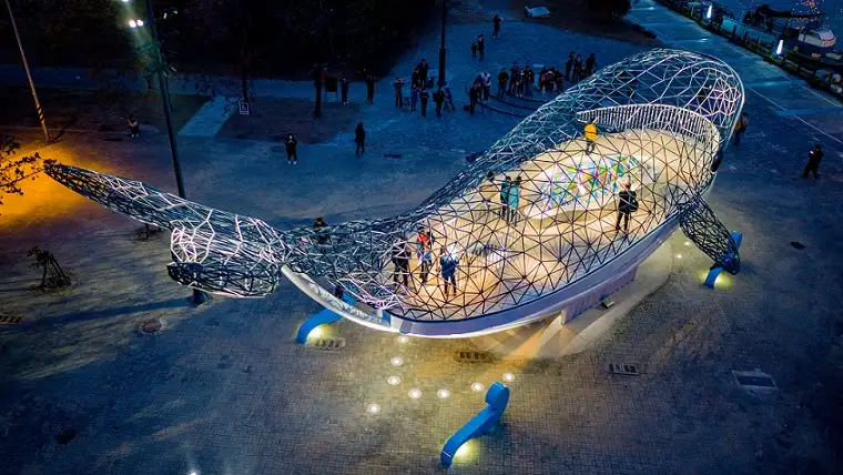 象徵臺灣這座島嶼的大魚，不分你我地承載每個人，航向世界，也提醒大家包容與愛。(圖/台南市政府觀旅局 提供)