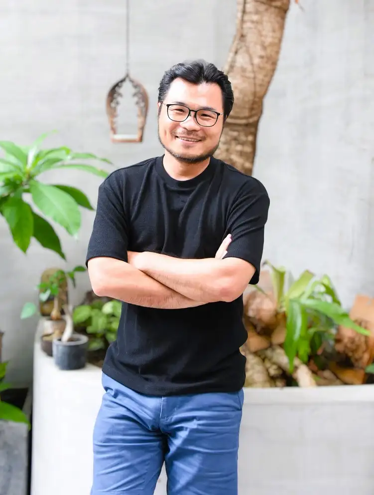 楊士毅是說故事的人，他將成長過程與生活經歷化為創作養分，透過藝術帶給大家幸福。(圖/台南市政府觀旅局 提供)