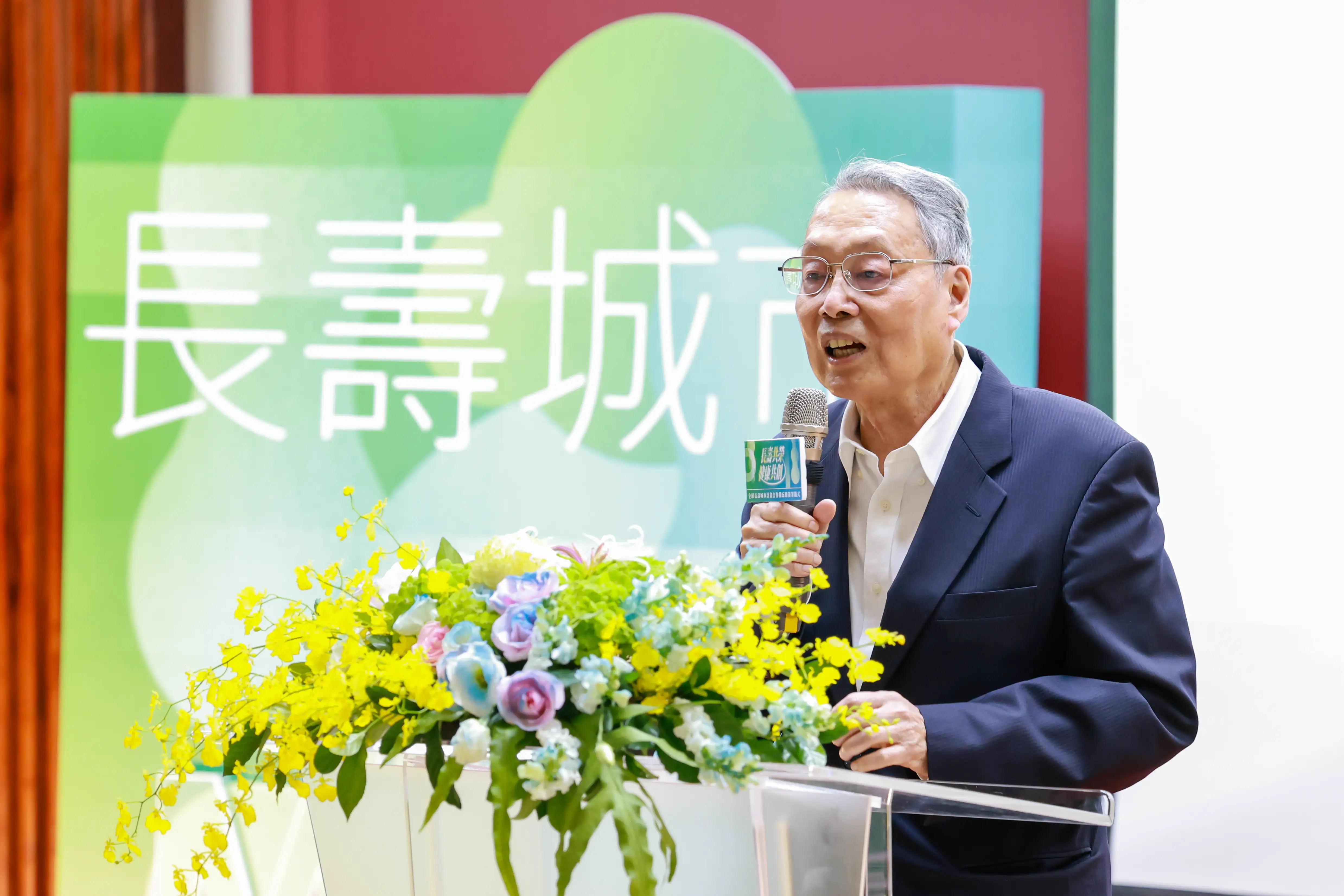 高市府與TICA簽署「全球長壽城市計畫」合作備忘錄，由市長陳其邁與TICA董事長、宏碁集團創辦人施振榮代表簽署，共同推動高雄邁向健康高齡城市。（記者吳文生翻攝）