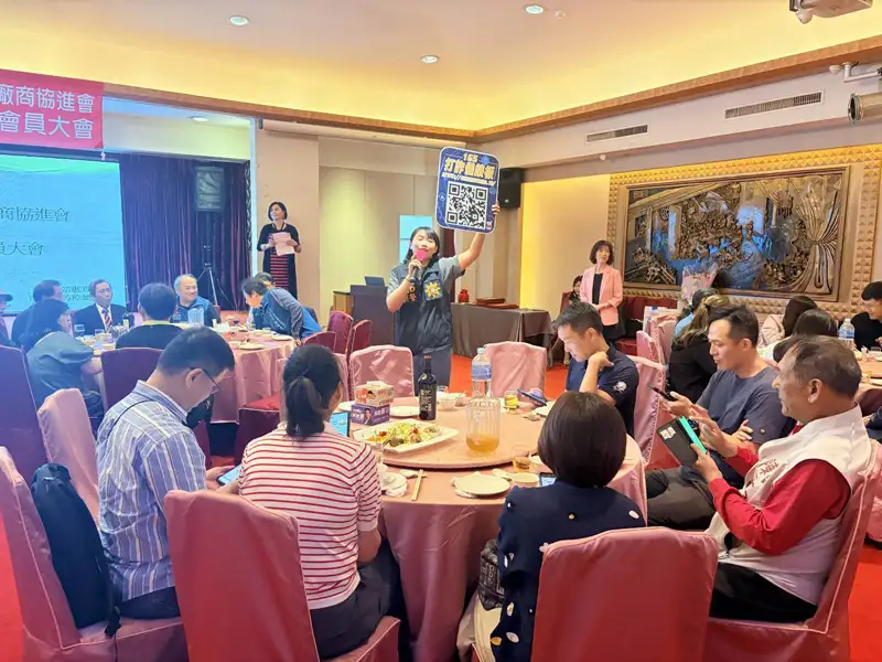 員警於餐敘活動中進行防詐宣導，提醒民眾提高警覺、防範詐騙。(圖/第五分局提供)