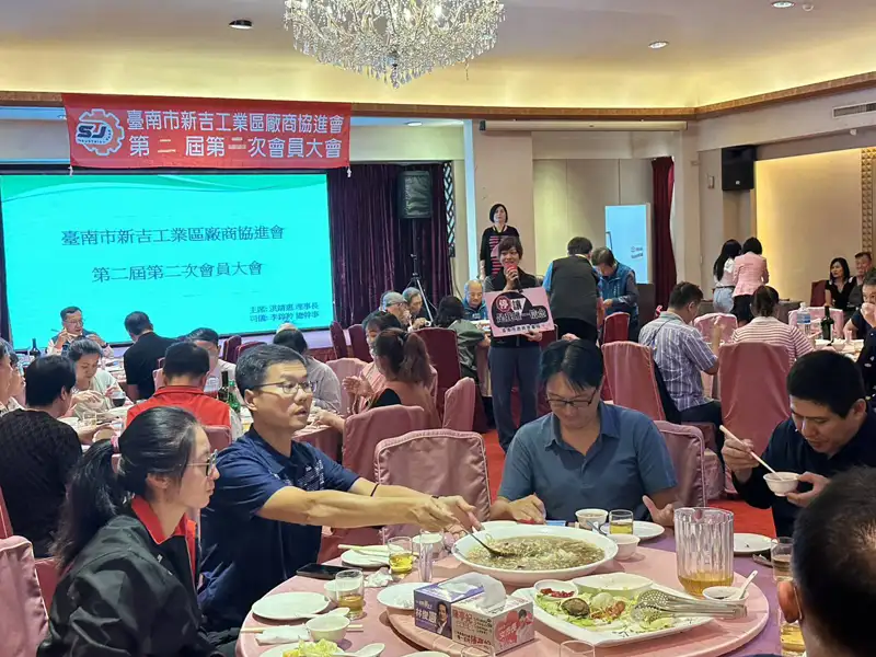 員警於餐敘活動中進行防詐宣導，提醒民眾提高警覺、防範詐騙。(圖/第五分局提供)