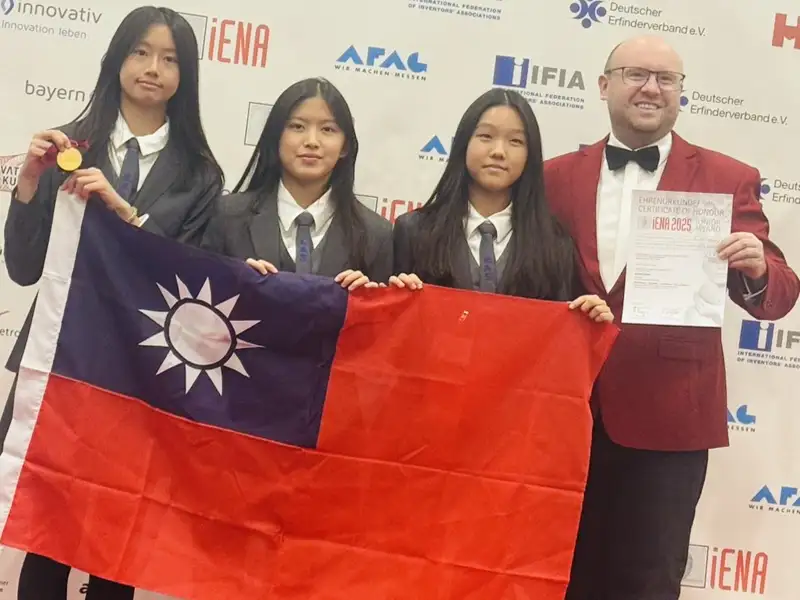 高雄美國學校學生施泱汝、千庾悧、徐睿俞，以「下水道防堵裝置」奪下金牌及特別獎，獲國際評審青睞。(記者吳文欽翻攝)