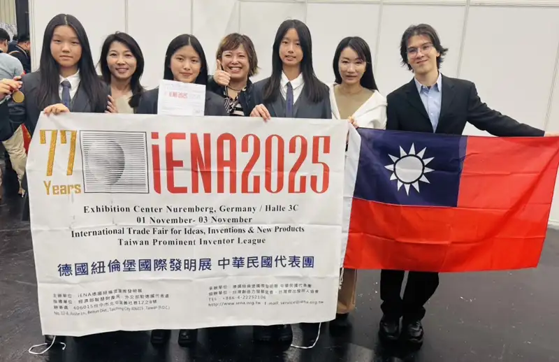 高雄美國學校獲獎學生團隊與指導老師於德國紐倫堡國際發明展合影。(記者吳文欽翻攝)