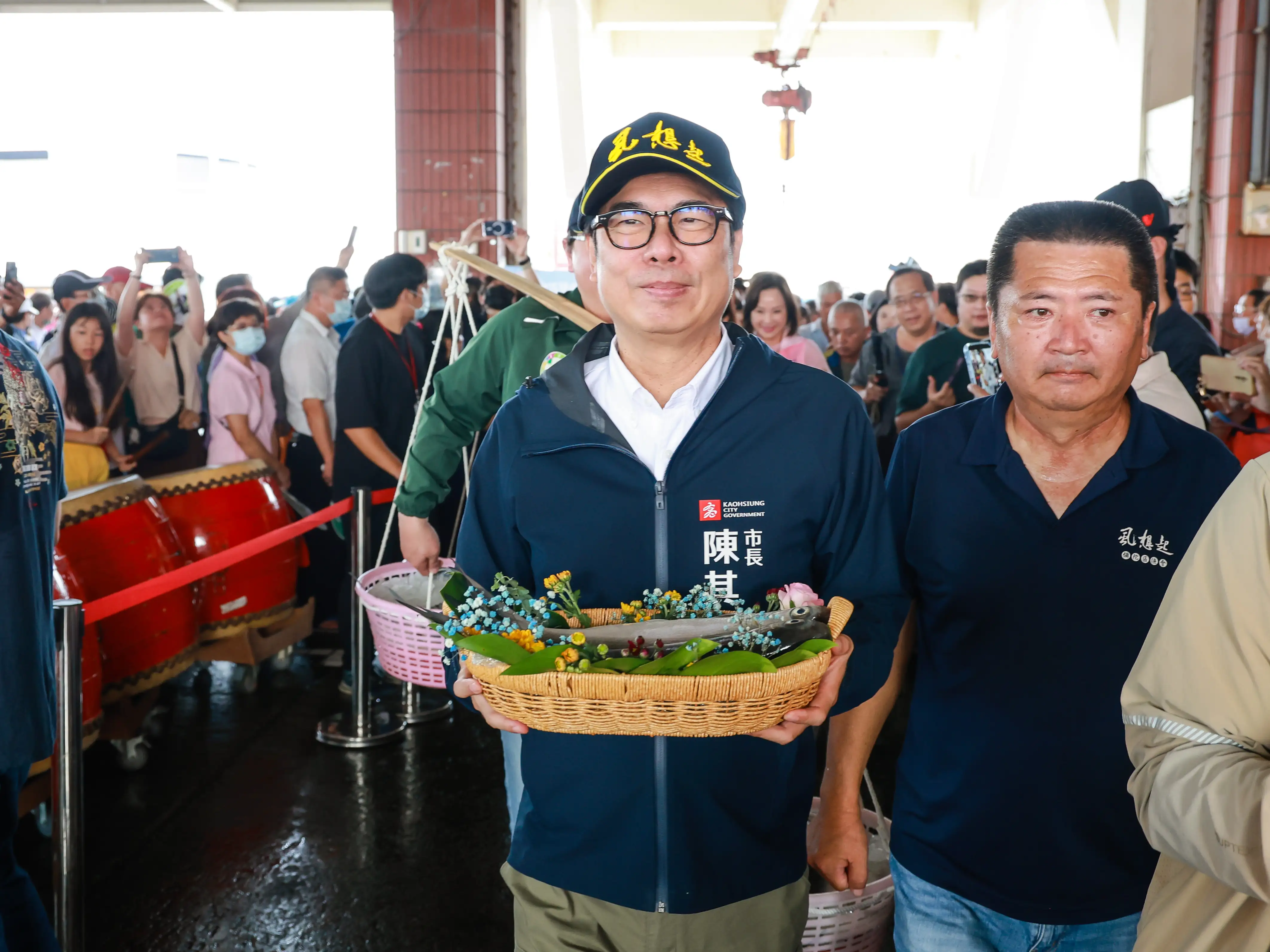 高雄「2025大海開吃」系列活動首站於彌陀開跑，市長陳其邁在現場見證滿載虱目魚的漁船入港，船鳴與鞭炮聲響徹漁港，並以「魚光滿滿、豐收滿滿」儀式為活動揭開序幕。（記者吳文生翻攝）