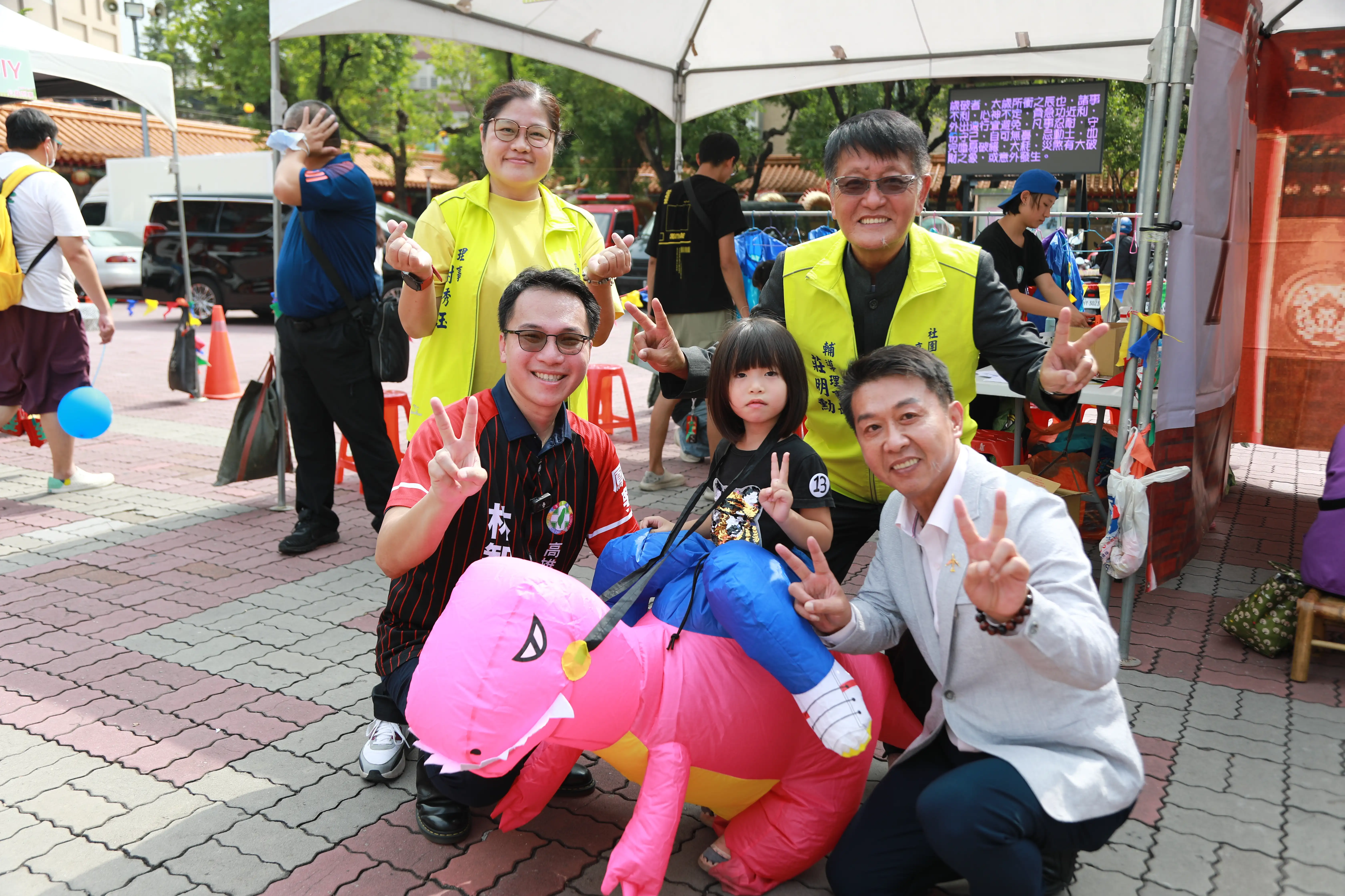 市議員林智鴻在五甲龍成宮辦理「善循環·愛永續」活動，透過物資捐贈與親子體驗，關懷弱勢，並讓孩子從遊戲中認識不同職業的專業與使命。（記者吳文生攝）