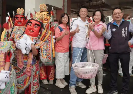 「大海開吃」活動於八日從彌陀漁港起跑，立委柯志恩前往體驗在地虱目魚文化。（記者吳文生攝）