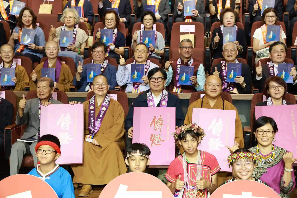 高雄市長陳其邁出席「佛光山2025年書展暨蔬食博覽會」開幕典禮，感謝佛光山長年推動教育平權、蔬食與環境永續理念，並與來賓一同參觀書展及蔬食攤位，現場書香與美食相伴，氣氛溫馨熱鬧。（高雄市政府提供）