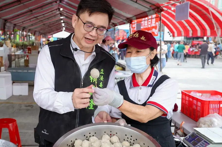 立委賴瑞隆赴彌陀參與「大海開吃」活動，邀請大家作伙來品嚐最新鮮的高雄海味。（賴瑞隆辦公室提供）