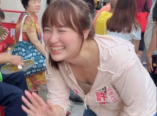 市議員許采蓁表示，為延續劉美枝女士行善精神，其子陳文程里長今日發放上百萬元善款，提供全苓雅低收入戶每戶二千元的慈善金。（記者吳文生攝）