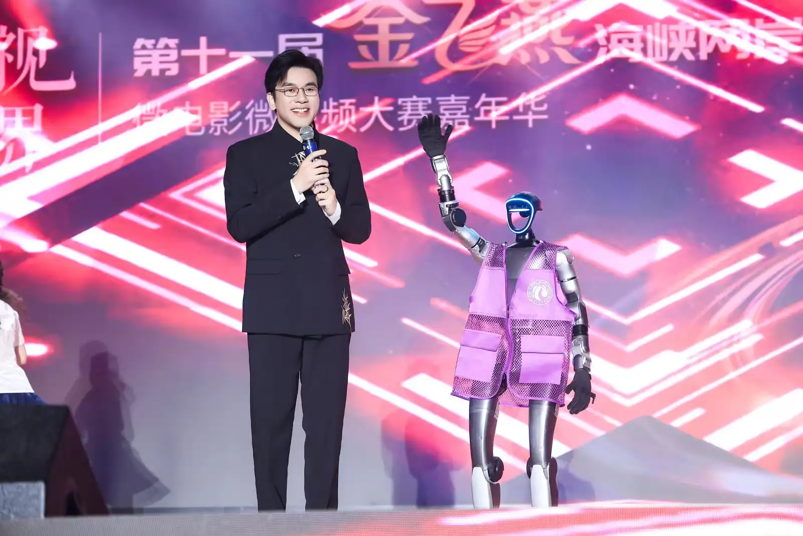 「金飛燕」海峽兩岸微電影大賽頒獎典禮上，AI機器人與主持人同台亮相，以科技與藝術融合的形式呈現全新舞台互動。(記者劉美祺翻攝)