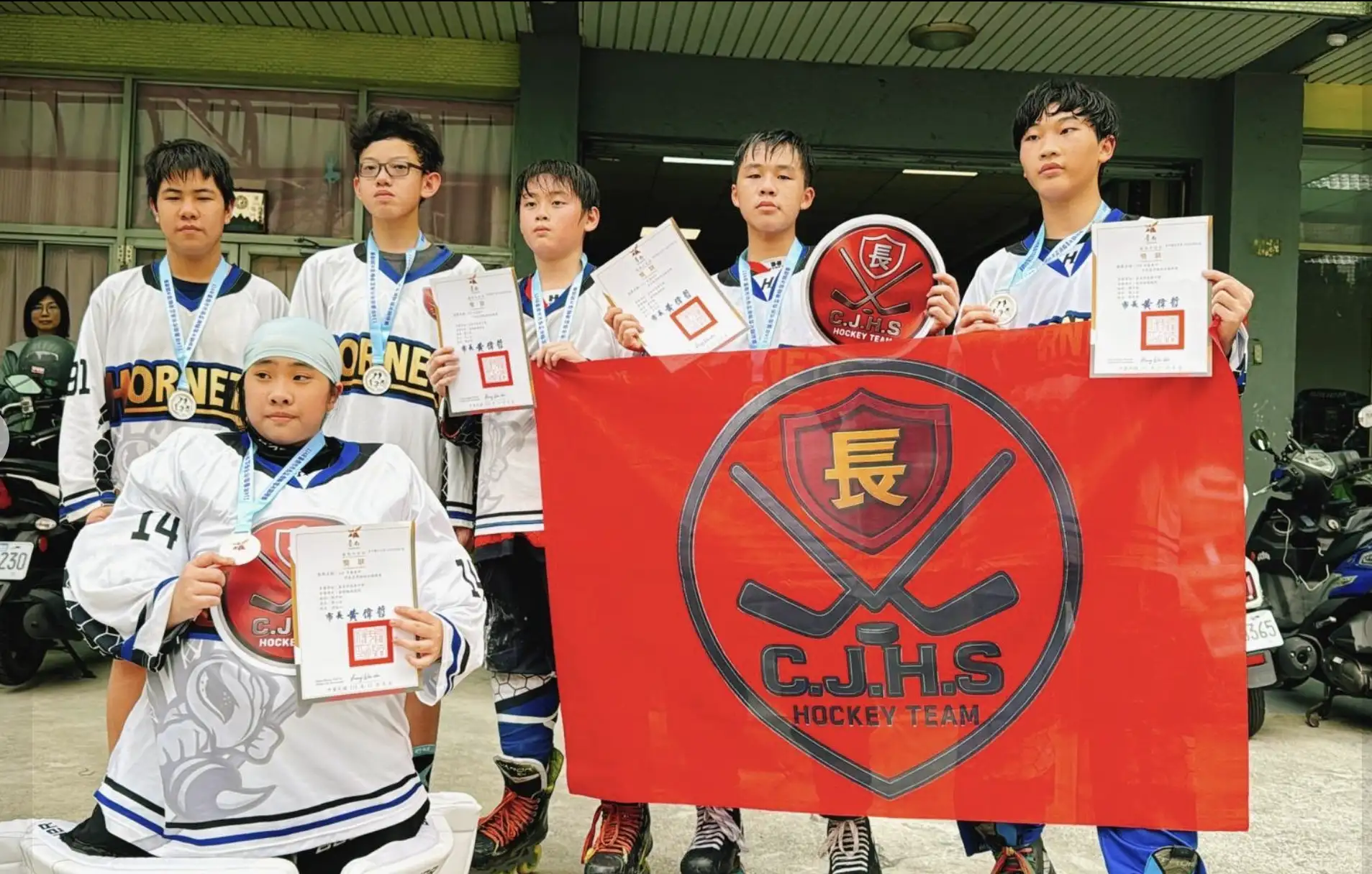 榮獲亞軍後開心合影留念。(圖/長榮中學 提供）