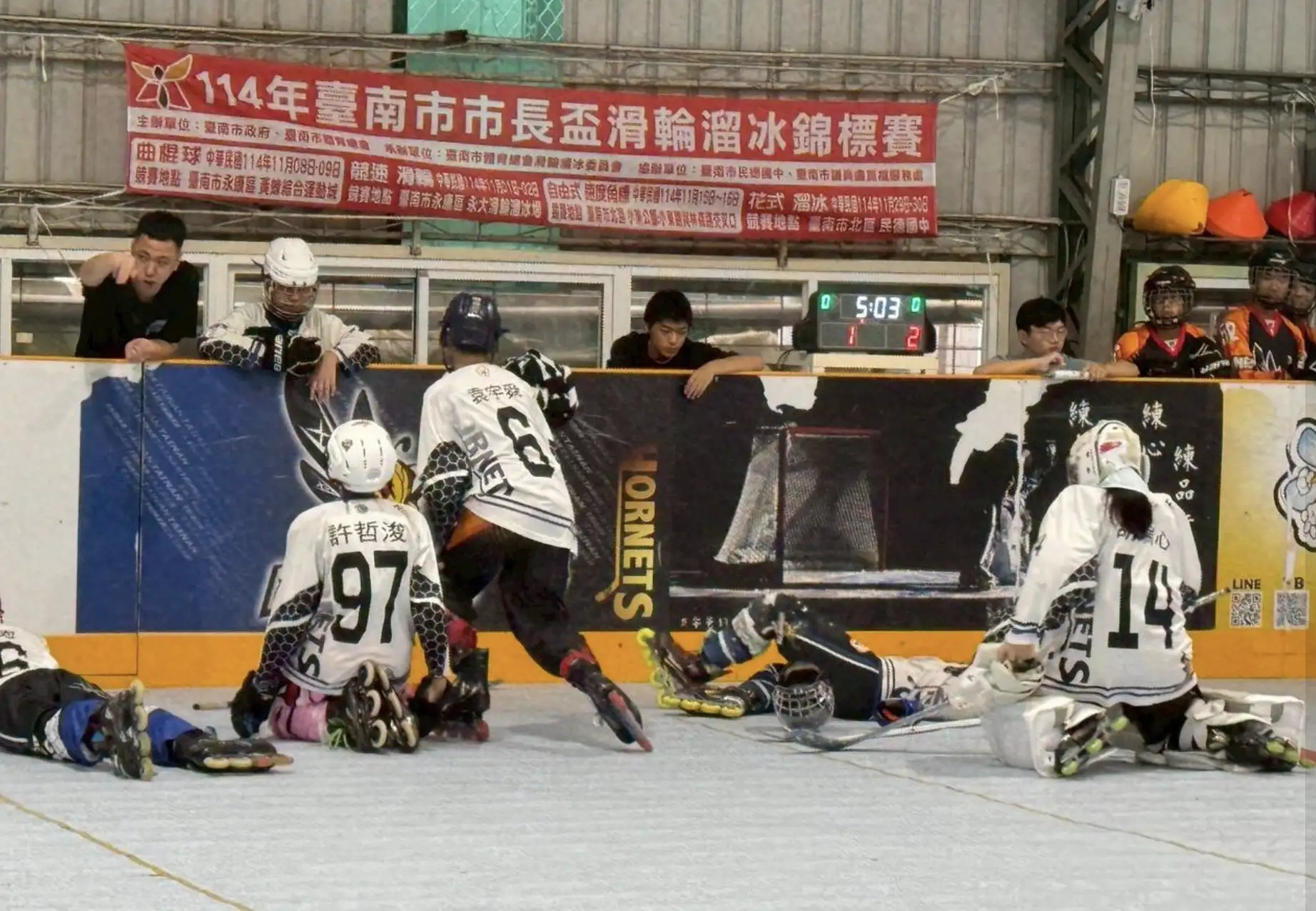 教練場邊指導，士氣高昂。(圖/長榮中學 提供）