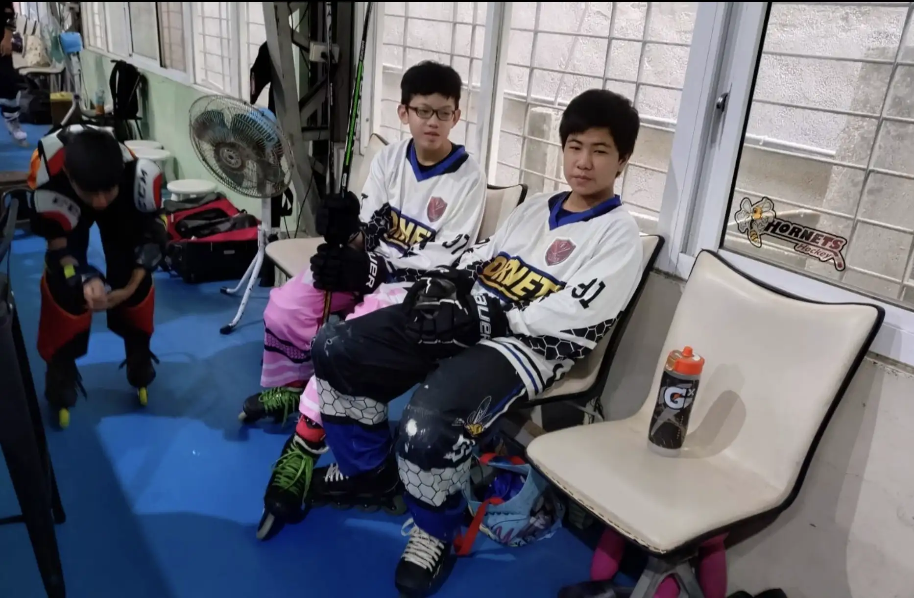 球員在場邊休息、調整狀態。(圖/長榮中學 提供）