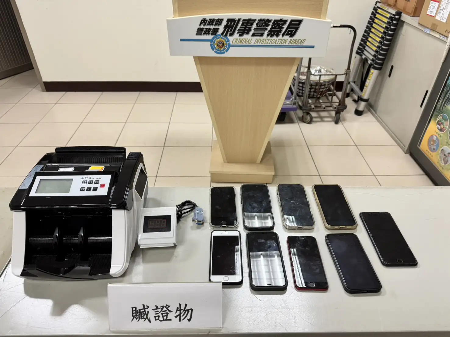 刑事警察局電信偵查大隊與專案小組成功偵破假投資詐欺集團，查扣車輛、手機及點鈔機等贓證物。(圖/電信偵查大隊 提供)