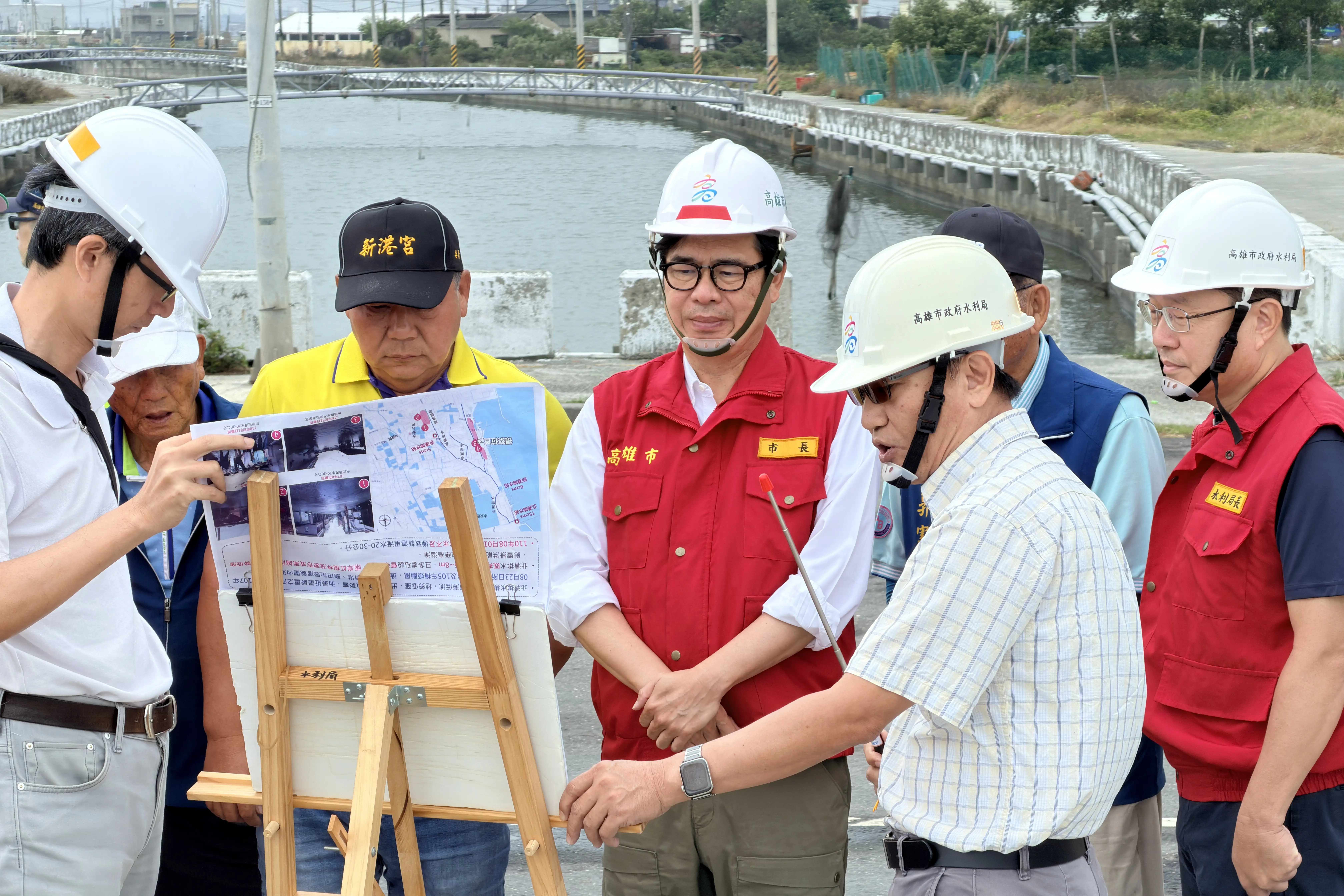 鳳凰颱風來襲前，陳其邁市長前往永安北溝排水系統視察，關心防颱整備情形，並檢視護岸整治與抽水設備運作，確保排水順暢無虞。（高雄市政府提供）