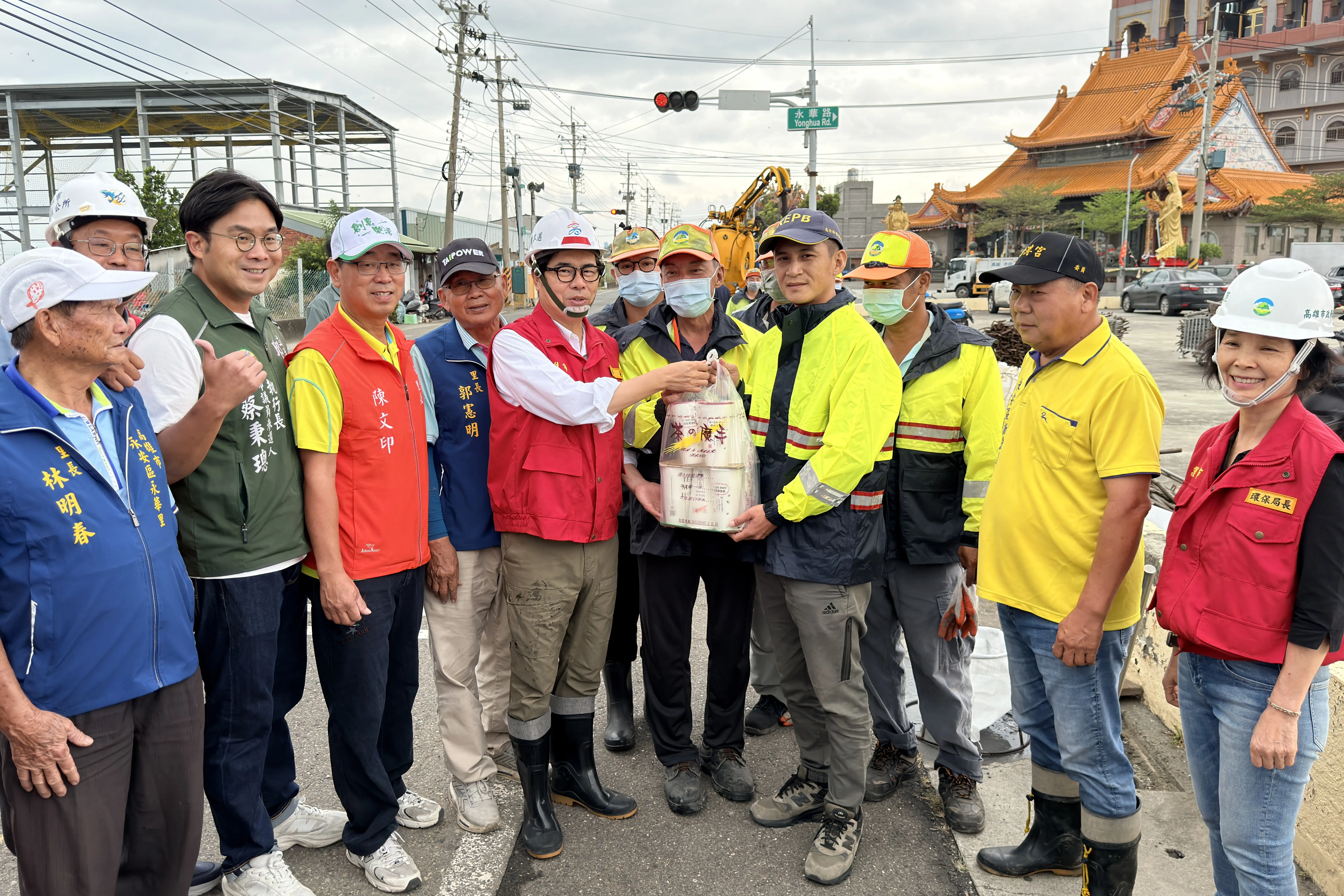 陳其邁市長實地巡視永安區道路清疏工作，親自準備飲品慰勞清潔隊員，感謝大家在颱風前夕堅守崗位、加強溝渠清疏，守護市區排水安全。（高雄市政府提供）