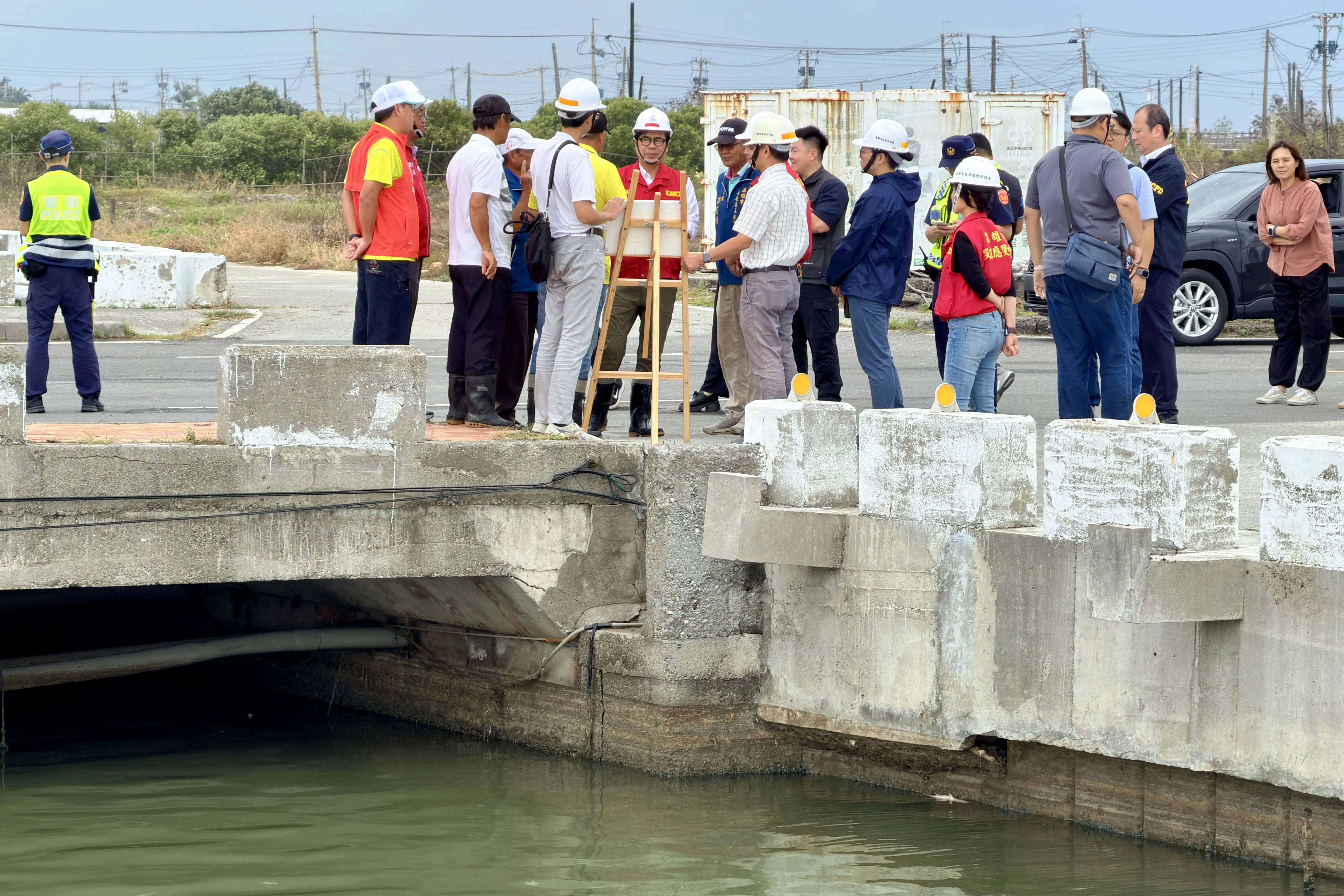 陳其邁市長實地巡視永安區道路清疏工作，親自準備飲品慰勞清潔隊員，感謝大家在颱風前夕堅守崗位、加強溝渠清疏，守護市區排水安全。（高雄市政府提供）