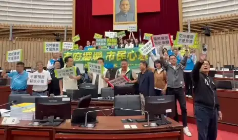 市議員黃文益說，陳市長忙颱風防災，國民黨忙杯葛預算，這場鬧劇到底國民黨還要演多久？（記者吳文欽攝）