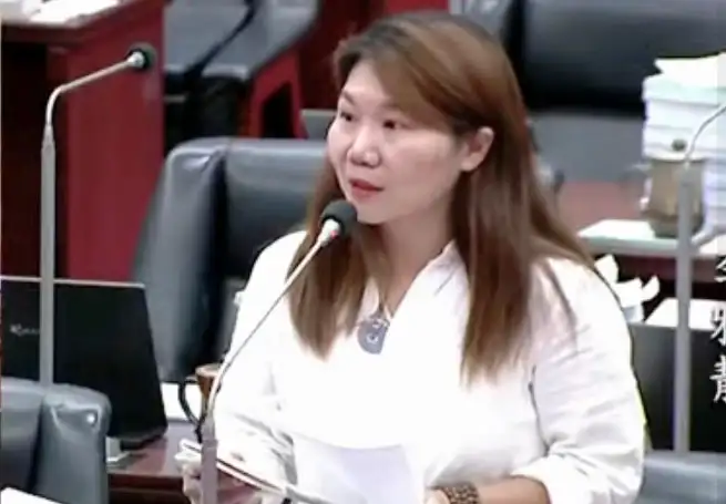 市議員李雅靜指出，高雄市議會的總預算交付審查，再次見證市府對民意的漠視與不負責任的態度。（記者吳文生攝）