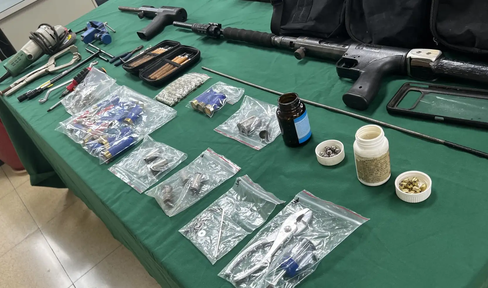 南警、少警與基警聯手出擊，橋頭農地暗藏改槍基地曝光。(圖/偵查第八大隊 提供)