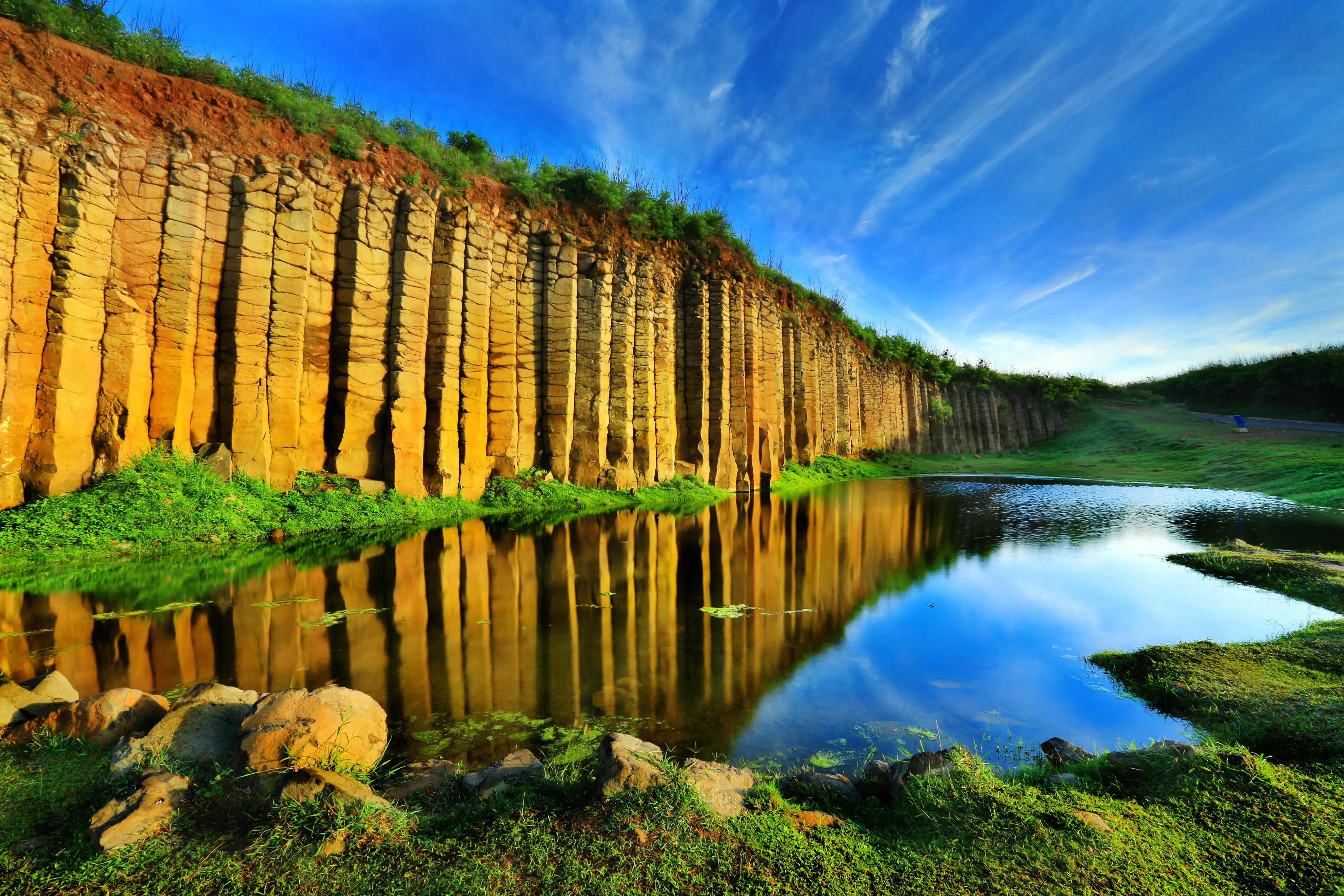 大菓葉柱狀玄武岩–光影交織，倒映天成 。(圖/交通部觀光署 提供)