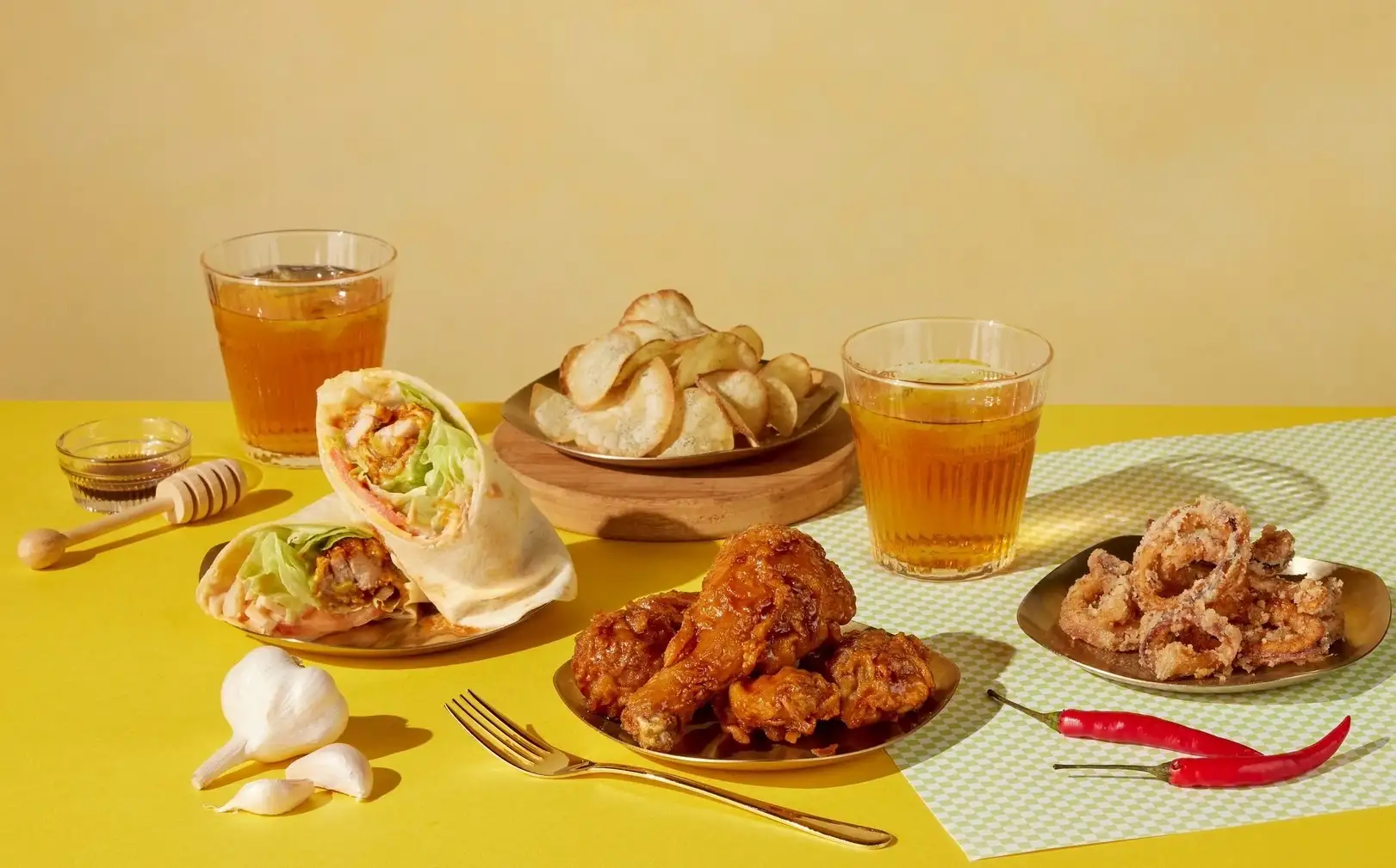 各式香氣四溢的炸物料理歡迎民眾前來大快朵頤。（觀光局提供）