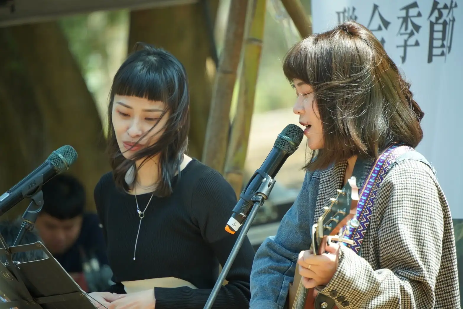 「2025高雄鹹酥雞嘉年華」邀請歌手與樂團接力演出，熱力炒熱全場氣氛。（觀光局提供）