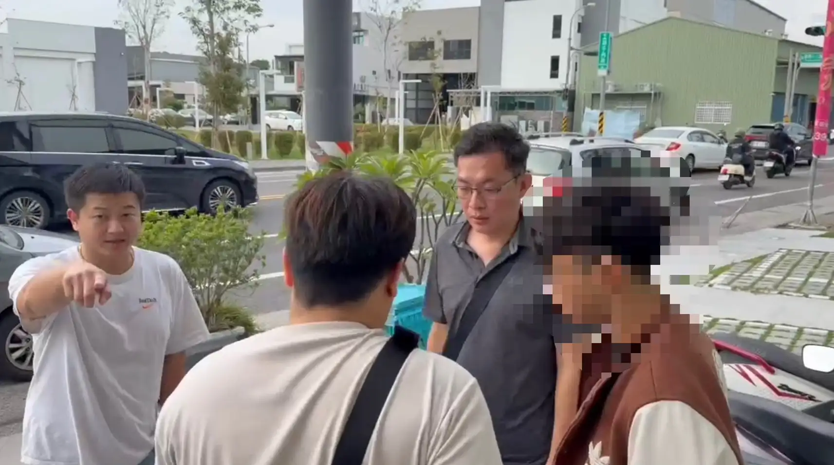 中埔分局專案小組於嘉義市西區執行搜索行動，當場查獲涉嫌普發補助詐騙的陳姓男子及作案工具。(圖/嘉義縣警察局中埔分局 提供)