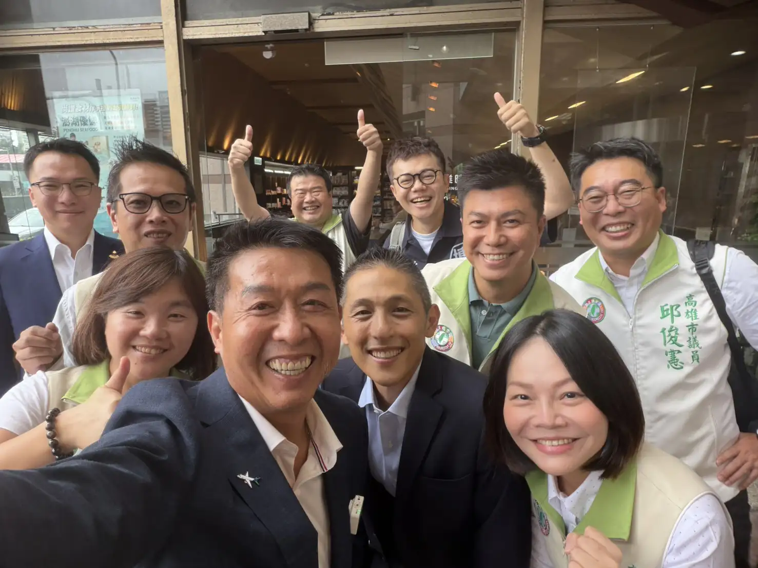 民進黨立委許智傑完成高雄市長提名初選登記，多位跨派系地方議員北上力挺。（許智傑辦公室提供）