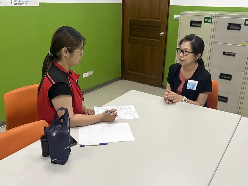 阿雅在大全聯台南店擔任收銀員，展現銀髮族重返職場的自信與活力。（圖／雲嘉南區銀髮人才資源中心	）