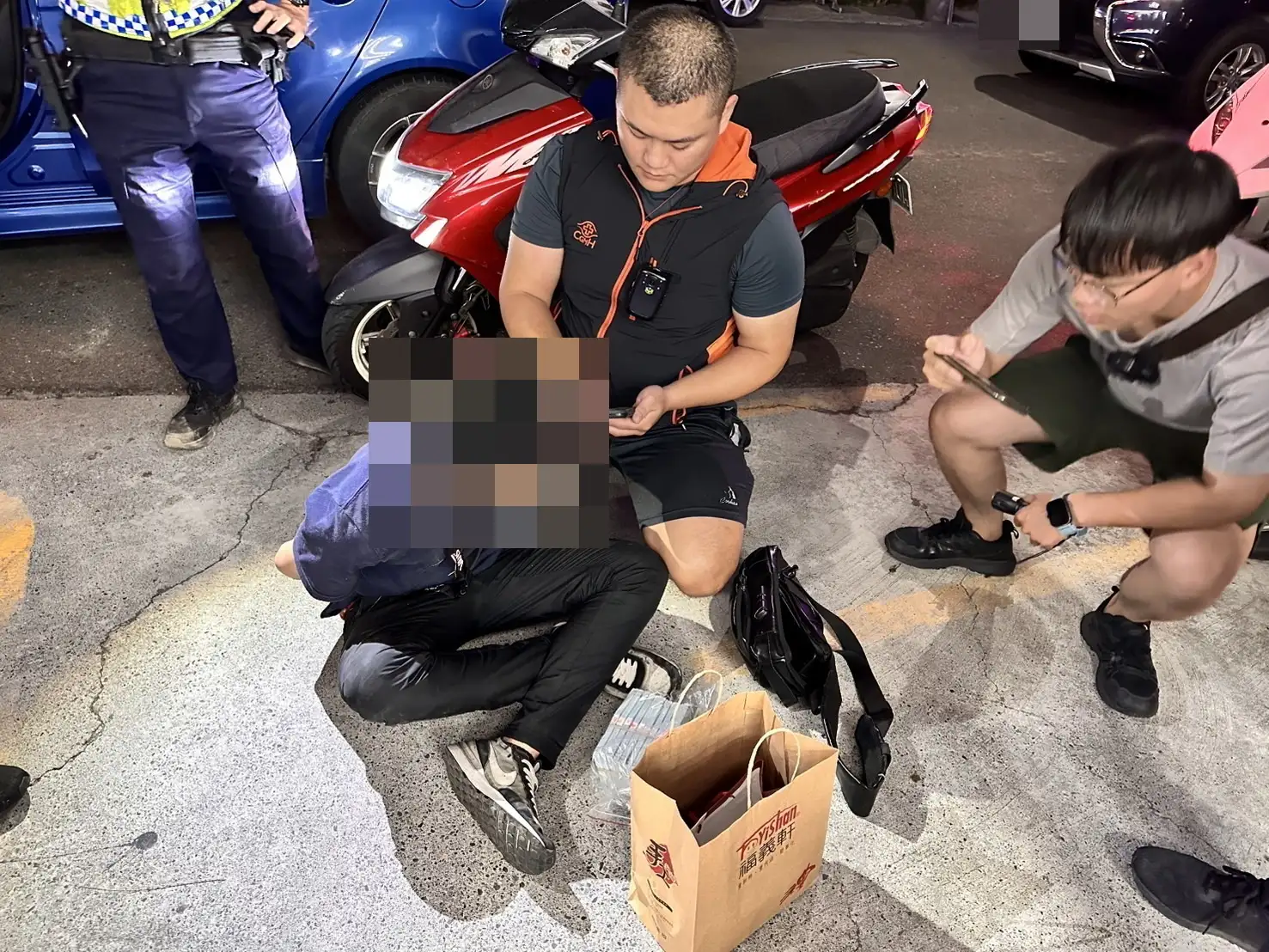 水上分局員警於嘉義縣水上鄉寬士村超商前埋伏行動，與被害人合作引誘詐騙車手到場面交。(圖/嘉義縣警察局水上分局 提供)