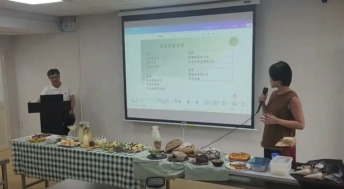 丮硠‧瑪那在課程結束時，會請學員展示創意料理作品，分享學習成果，同時反思討論。。(圖/臺南市政府觀光旅遊局 提供）