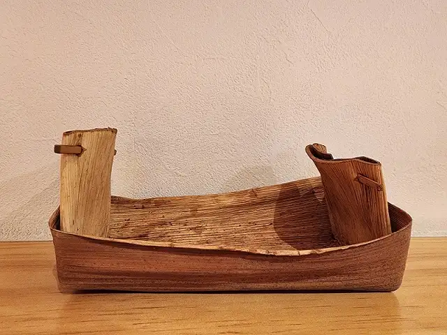 丮硠‧瑪那也長於阿美族傳統食器製作及竹編。圖為他用檳榔葉鞘編成的天然餐具。(圖/臺南市政府觀光旅遊局 提供）